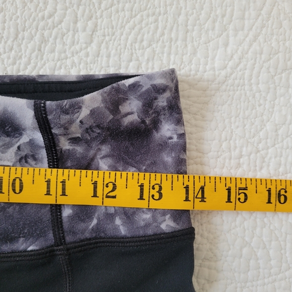 Lululemon Capri Stretch Black Yoga Gym Size 6 - Picture 6 of 7